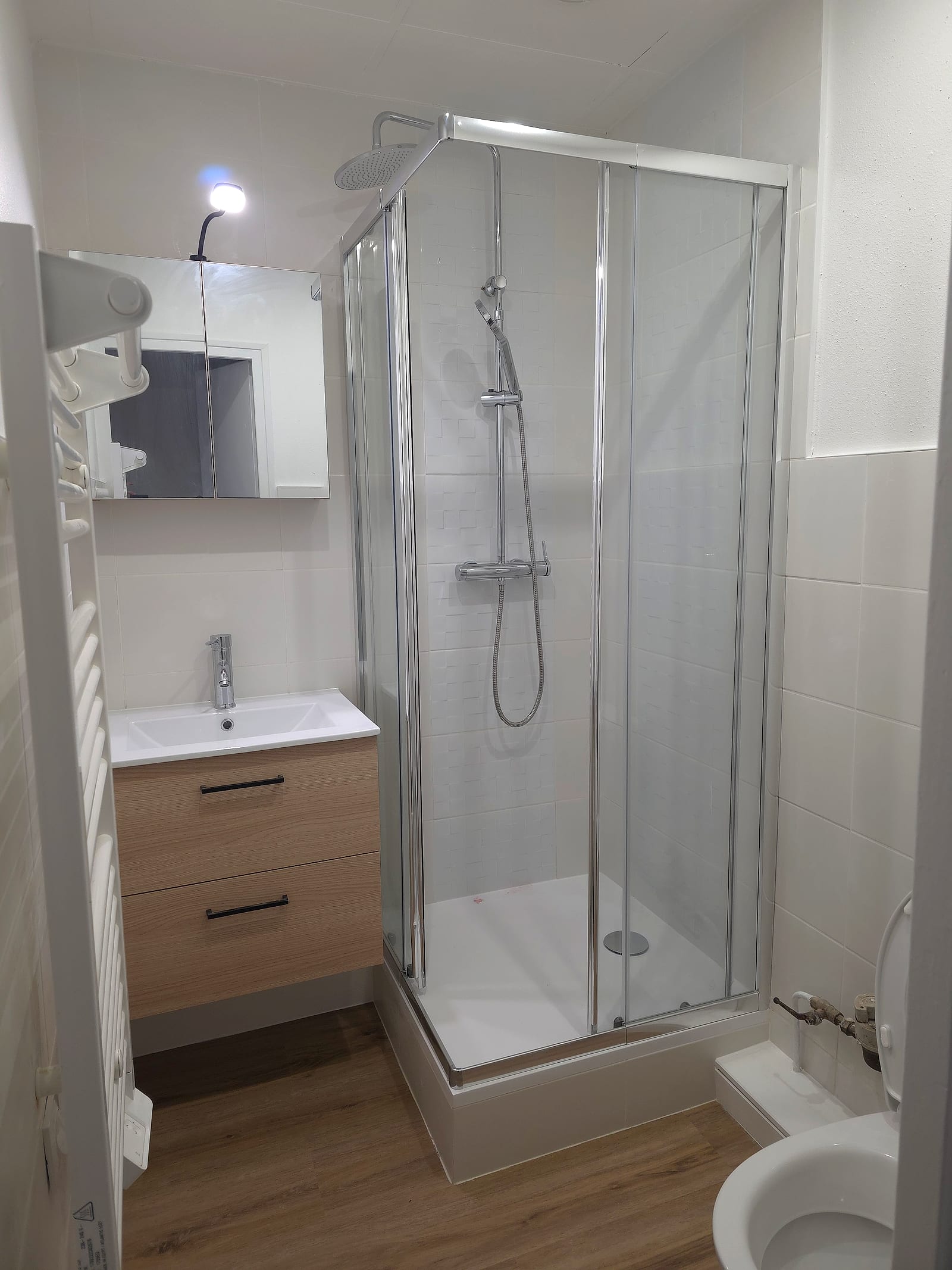 Salle d’eau neuve avec douche et meuble vasque