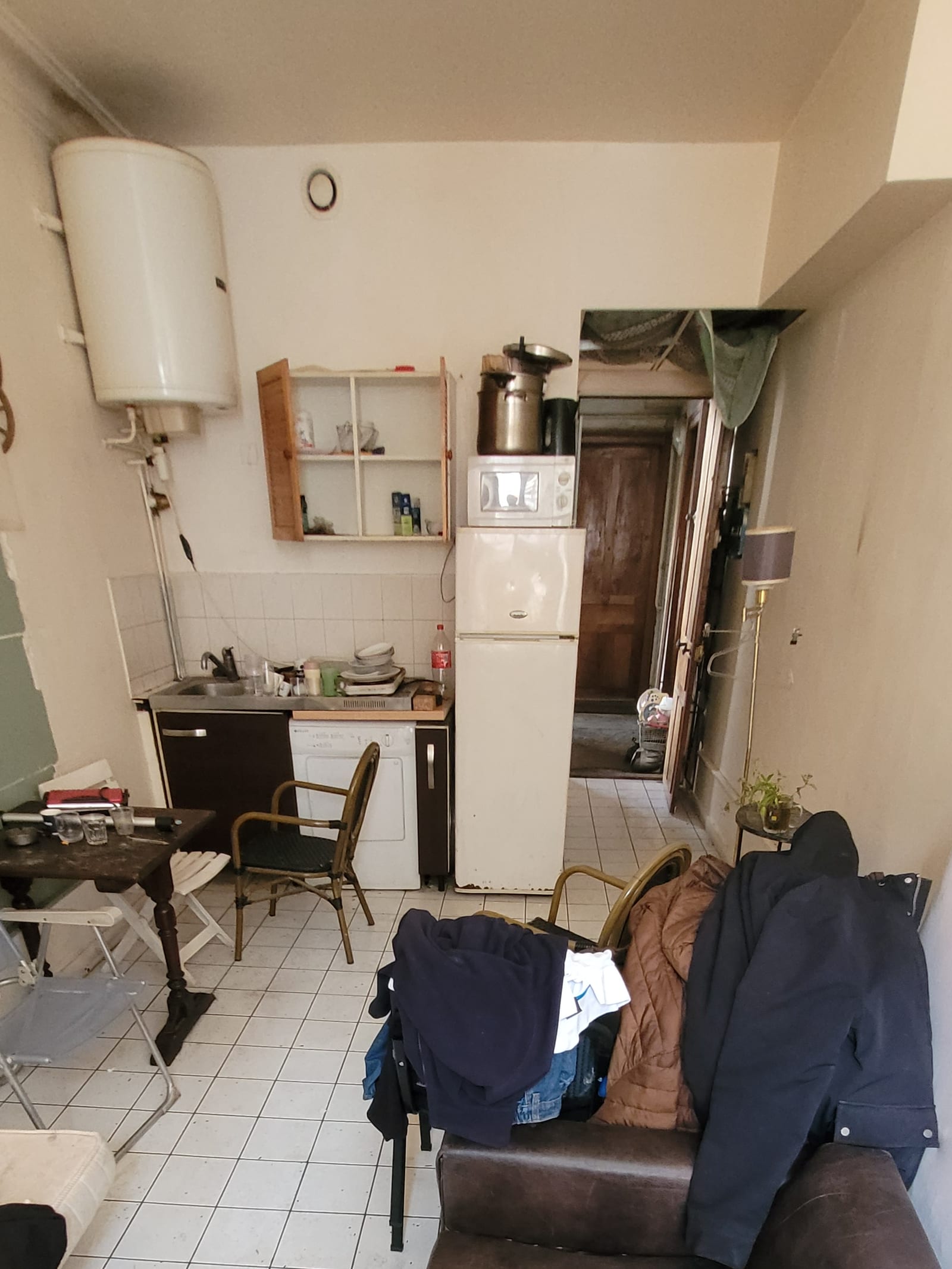 Pièce de vie encombrée et vétuste avant travaux
