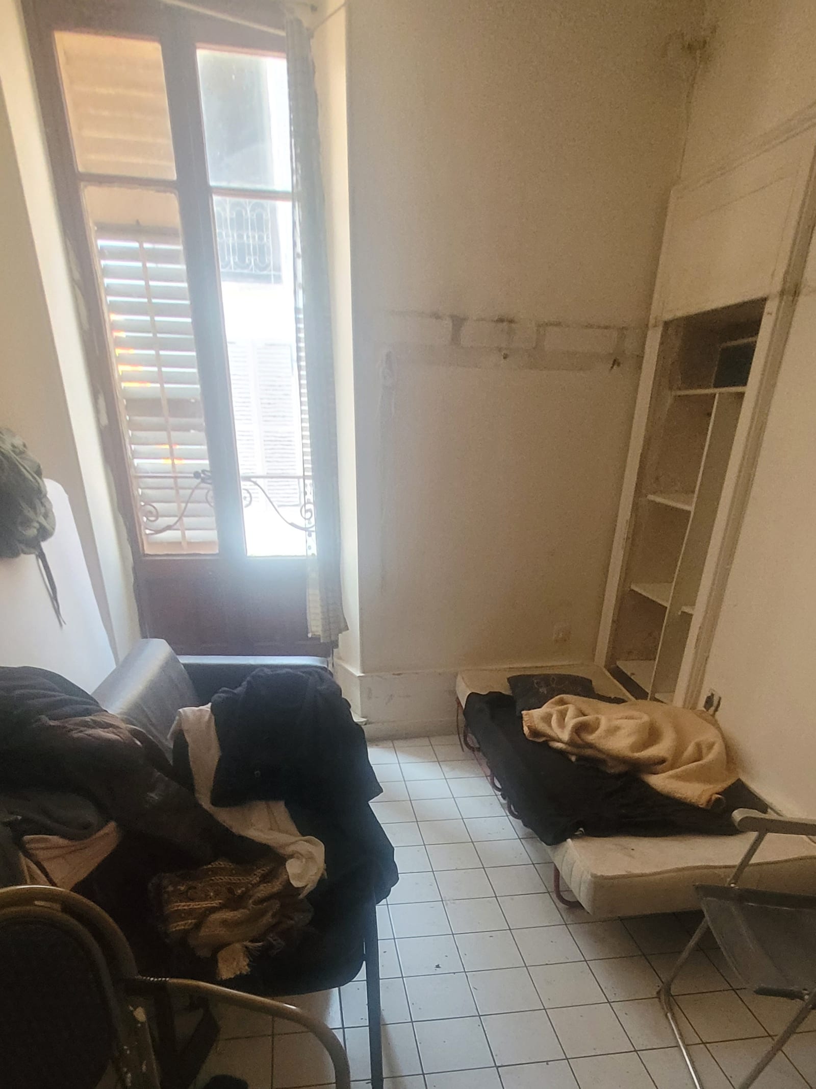 Studio squatté — matelas de fortune au sol