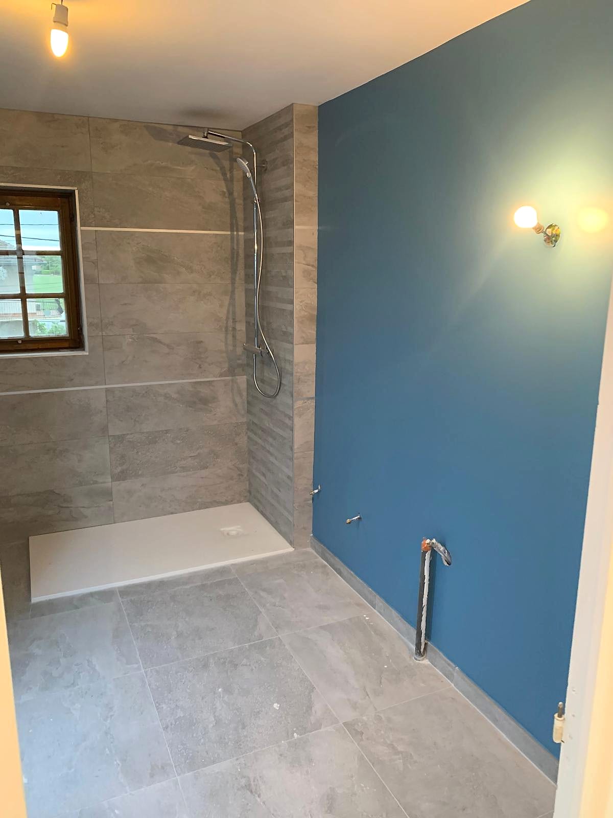 Douche beige rehaussée d’un mur bleu