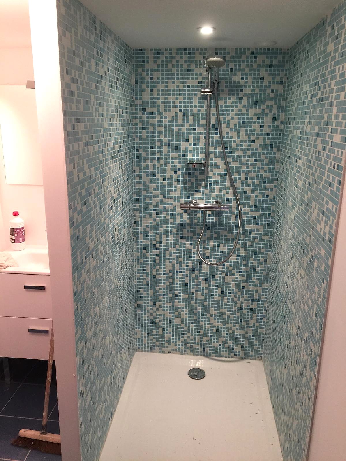 Douche à l’italienne habillée de mosaïque bleue