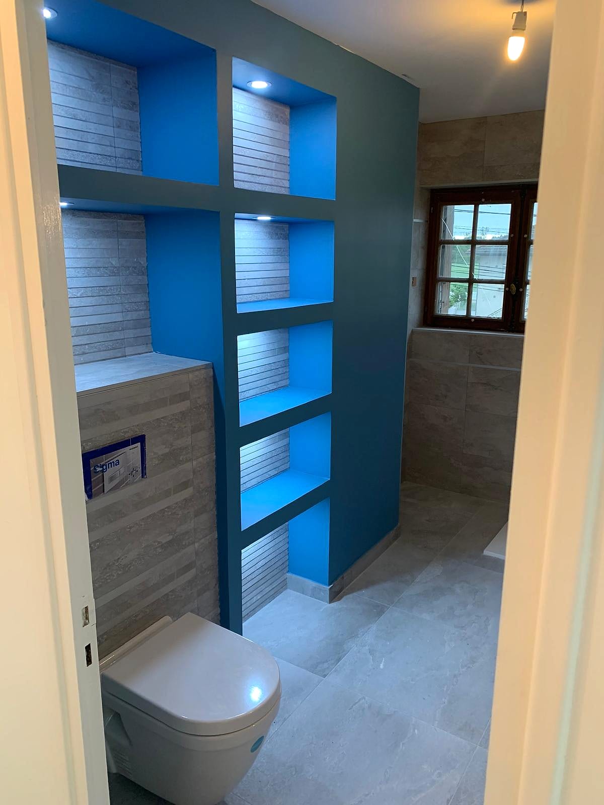 Niches carrelées sur mesure en cours de réalisation