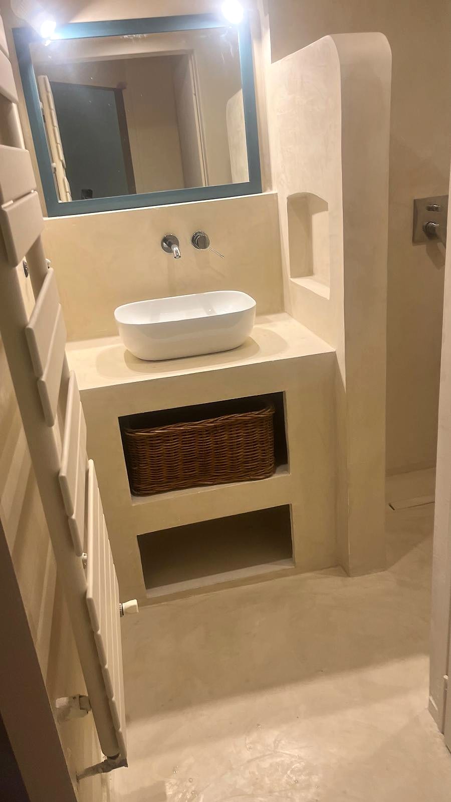 Salle de bain beige avec vasque à poser et niches sur mesure