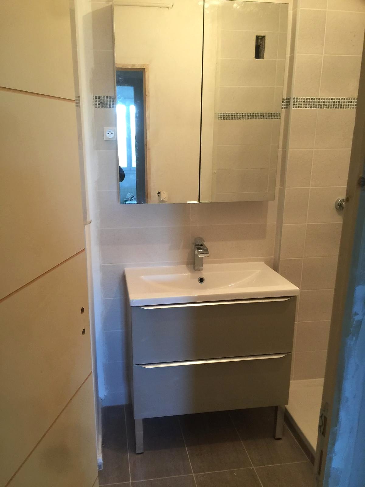 Salle de bain grise avec meuble vasque et miroir